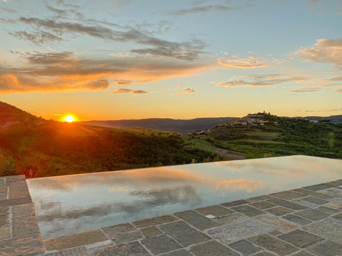 Villa Luxury Estate With 6 Hectares Land Near Hilltop Town Motovun *